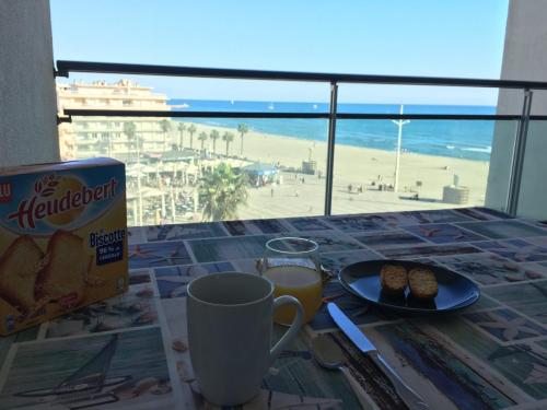 Petit déjeuner terrasse Le Petit Paradis